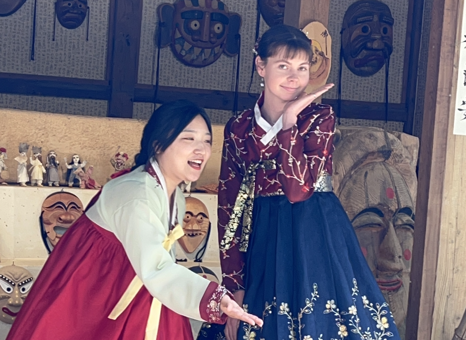 Learnstay students enjoying Korean culture together